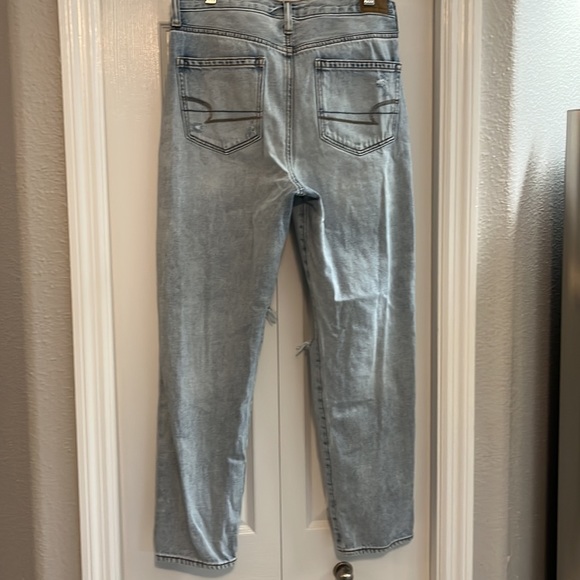American Eagle Ripped Mom Jean - size 6 - Picture 2 of 8